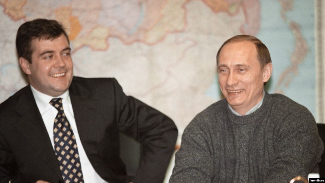 Дмитрий Медведев и Владимир Путин 26 марта 2000 года, на второй день после победы Путина на президентских выборах. На пресс-конференции в предвыборном штабе в ночь после окончания процесса голосования. Kremlin.ru МОСКВА