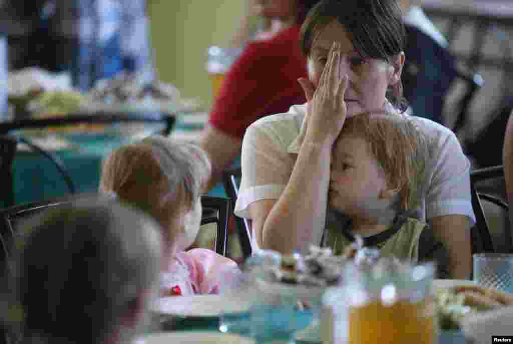 Семьи, оставившие Славянск из-за продолжающихся в городе боевых действий, обедают в столовой Макеевского коксохимического завода. Макеевка, 4 июня 2014 года.