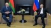 Володимир Путін (п), попри попередні оголошення, що зустріч у Сочі з Олександром Лукашенком (л) буде одноденною, продовжив її ще на день