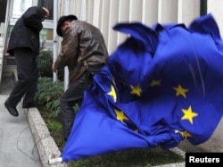 Auroskeptični aktivisti skinuli su zastavu EU sa jedne od zgrada u Zagrebu, 9. prosinac 2011.