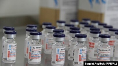 Onamning dosti pornosini tomosha qiling U ozini suratga oladi