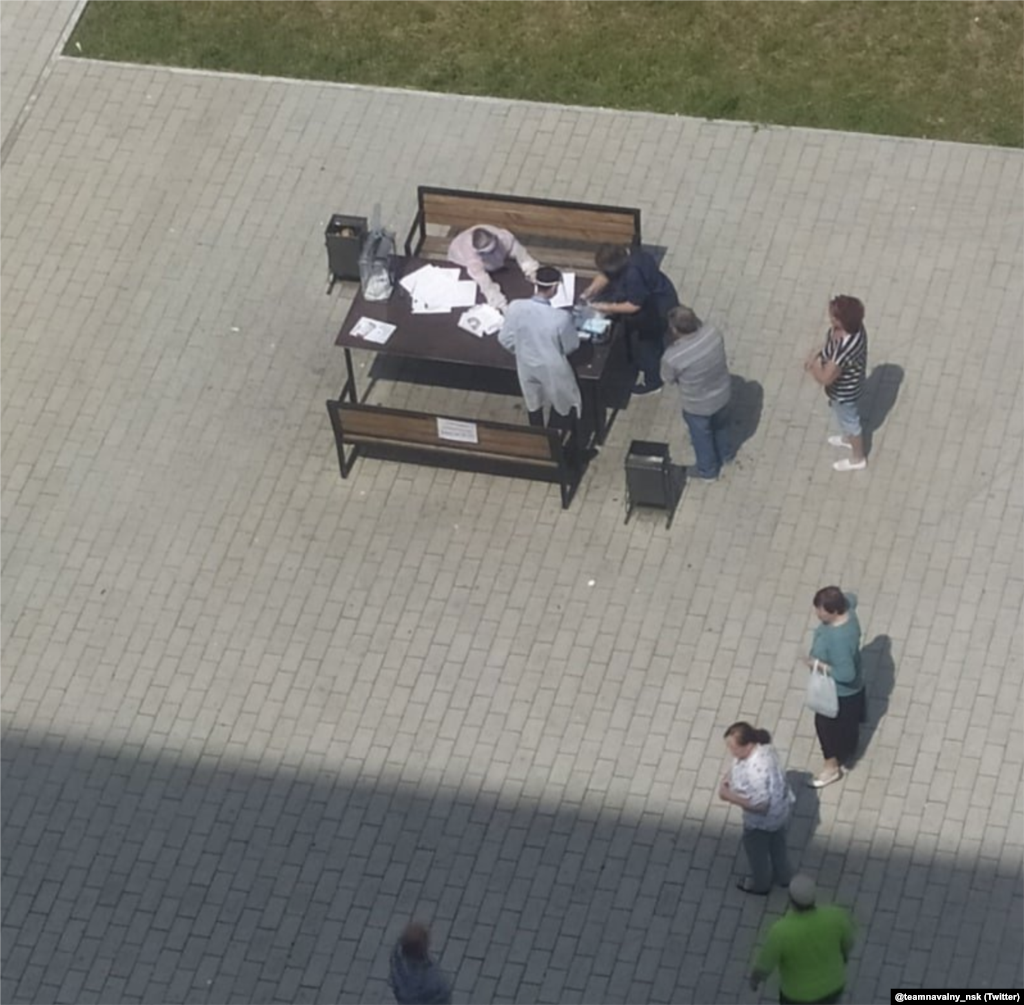 Outdoor voting benches in the city of Linevo on June 25