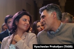 Тигран Кеосаян с женой Маргаритой Симоньян, главным редактором российского государственного телеканала RT. Она выступала модератором на сцене Петербургского форума