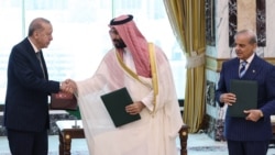 Turkey's President Recep Tayyip Erdogan (L) shaking hands with Saudi Arabia's Crown Prince Mohammed bin Salman as Pakistan's Prime Minister Shehbaz Sharif looks on after signing a joint defence agreement in Mecca on August 7.