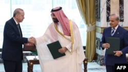 شهباز شریف، نخست‌وزیر پاکستان (راست)، محمد بن سلمان، ولیعهد عربستان سعودی (وسط) و رجب طیب اردوغان، رئیس‌جمهوری ترکیه (چپ)، پس از امضای توافق دفاعی مشترک در مکه
