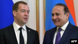 Armenia -- Russian Prime Minister Dmitry Medvedev (L) and his Armenian counterpart Ovik Abrahamyan arrive to hold a joint press conference following their talks in Yerevan on April 7, 2016.