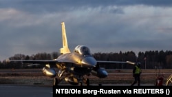 Un avion de luptă F16 achiziționat de România de la Norvegia, înaintea plecării din țara nordică, în noiembrie 2023. 