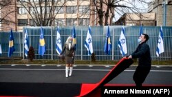 Postavljanje crvenog tepiha tokom ceremonije uspostavljanja diplomatskih odnosa Kosova i Izraela u Prištini, 1. februar 2021. 