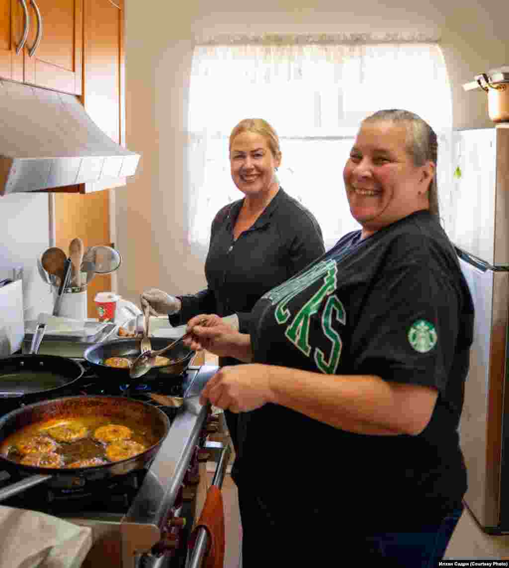 Татар йортында аш бүлмәсе дә бар. Бу ханымнар пәрәмәч пешерде. 