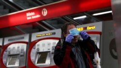 Putnik stavlja zaštitnu masku u metrou u Madridu, 13 april 2020.