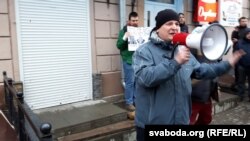 Ігар Марзалюк выступае перад пратэстоўцамі «Марша недармаедаў» 15 сакавіка ў Магілёве