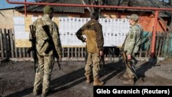 Ukrajinski vojnici na glasačkom mestu u regionu Donjecka