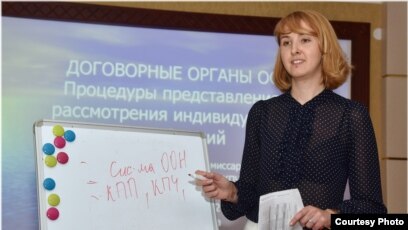 Неміс егде жастағы әйелдердің зәр шығару суреті