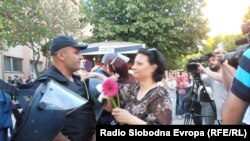 Цвеќи и бакнежи за кумановските полицајци 
