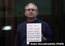 Paul Whelan simțea, în lipsa susținerii diplomatice din partea Statelor Unite, că toată lumea a uitat de el. Fotografie din tribunal, 2020, cu mesajul: „Proces Politic! Făcut pe genunchi! Niciun drept al omului! Contează și viața lui Paul!”