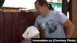Владимир Балух с матерью, Крым, село Серебрянка, Раздольненский район, 28 июля 2016 года