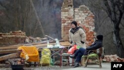 Ljudi ispred porušene kuće u Petrinji 2. januara