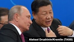 BRICS üzvü olan iki ölkənin başçıları Vladimir Putin (solda) və Xi Jinping (Foto arxivdəndir)