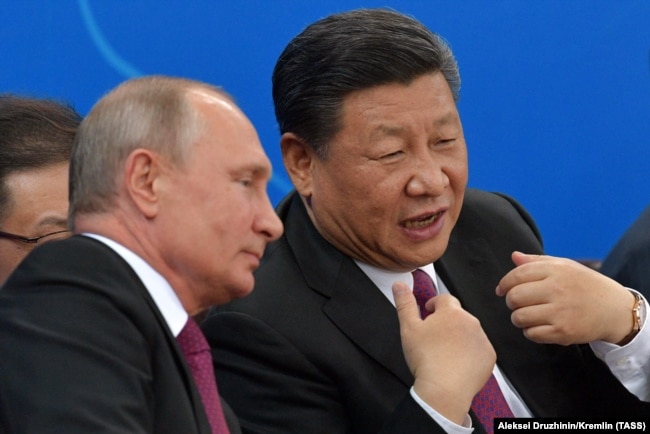 Председатель КНР Си Цзиньпин и президент России Владимир Путин на переговорах в Тяньцзине (КНР), июнь 2018 года