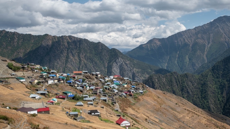 Жители дагестанского села снова несколько километров несли заболевшего по горной тропе