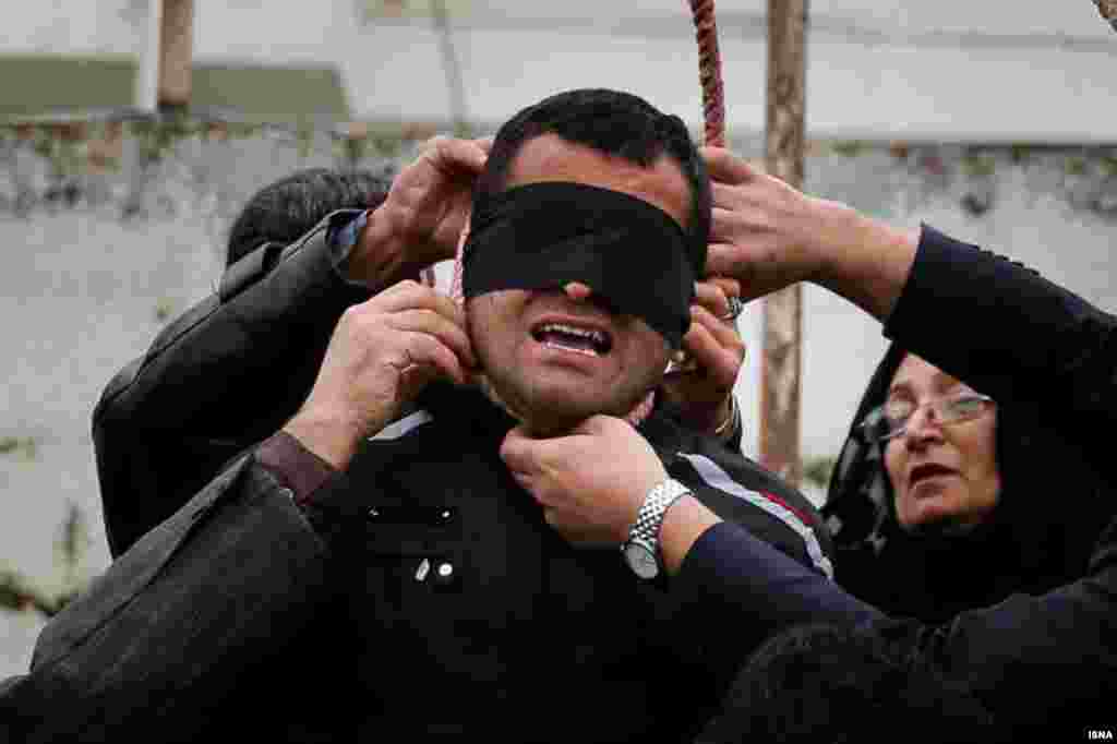 Прощение семьи убитого - единственный способ избежать казни. С шеи Балала снимают веревку.