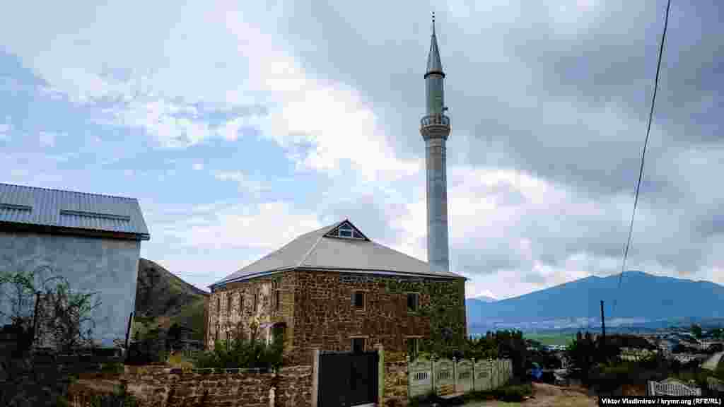 Cami eki dülber dağ &ndash; Baqataş ve Taraqtaş &ndash; arasında yerleşti