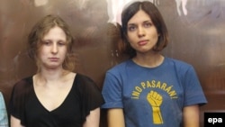 Участницы группы "Pussy Riot" Мария Алехина и Надежда Толоконникова