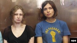 Участницы группы Pussy Riot Мария Алехина и Надежда Толоконникова