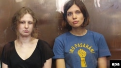 Мария Алехина (слева) и Надежда Толоконникова в Хамовническом суде Москвы. 17 августа 2012 года.