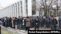 Bishkekning markaziy maydonida bo‘lib o‘tgan norozilik aksiyasida mamlakat qamoqxonalarida saqlanayotgan mahbuslarning 200 ga yaqin qarindoshi ishtirok etdi.