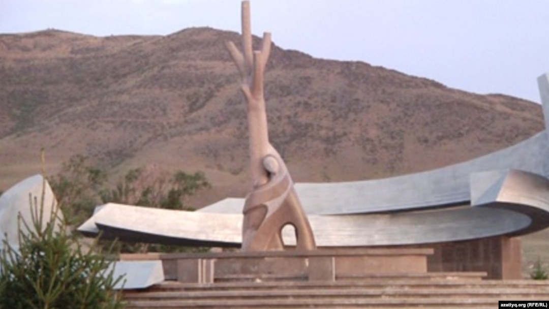 Сіздің жамбас аймағыңызды қалай қыруға болатыны туралы фотосуреттер