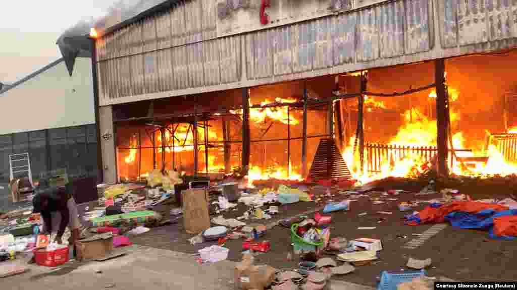 Zjarri kaplon një ndërtesë qendrash tregtare, pas protestave që janë zgjeruar në plaçkitje. (Pietermaritzburg, 13 korrik)