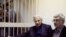 Руководитель центра "Мемориал" Олег Орлов (справа) и его адвокат Генри Резник в суде