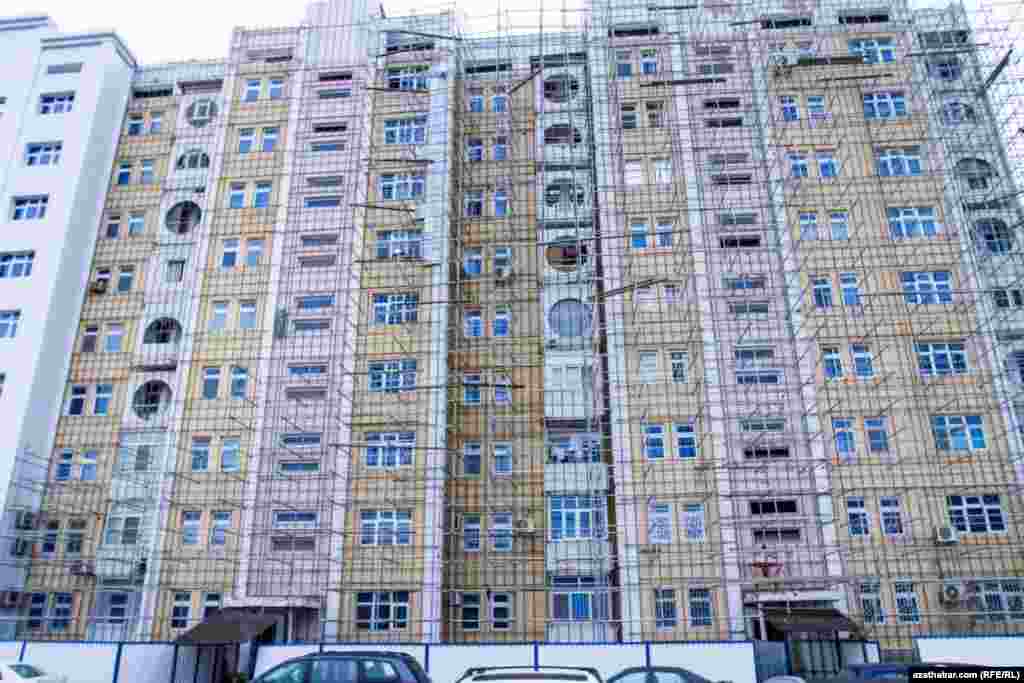 Mermere meňzeş plastiki material bilen ýaňy bejerilip başlanan jaýyň daşyndaky işleriň togtamagyna 4 aý boldy, Parahat- 2/1, jaý 21.