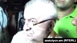 Գործարար, հանրապետական պատգամավոր Աշոտ Աղաբաբյանը Բաղրամյան պողոտայում, 29-ը հունիսի, 2015թ