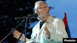 Armenia - Vahan Hovannisian, a leader of the Armenian Revolutionary Federation (Dashnaktsutyun), addresses an election campaign rally in Gyumri, 26Apr2012.