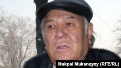 Писатель Дулат Исабеков перед зданием банка. 8 февраля 2012 года