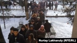 Қан тапсыру орталығында қан өткізу үшін кезекке тұрған адамдар. Алматы, 27 желтоқсан 2019 жыл.
