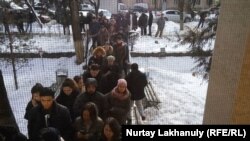 Қан орталығына қан өткізу үшін кезекте тұрған адамдар. Алматы, 27 желтоқсан 2019 жыл.
