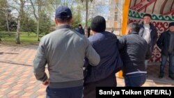 Задержание на набережной в столице. Нур-Султан, 1 мая 2019 года.