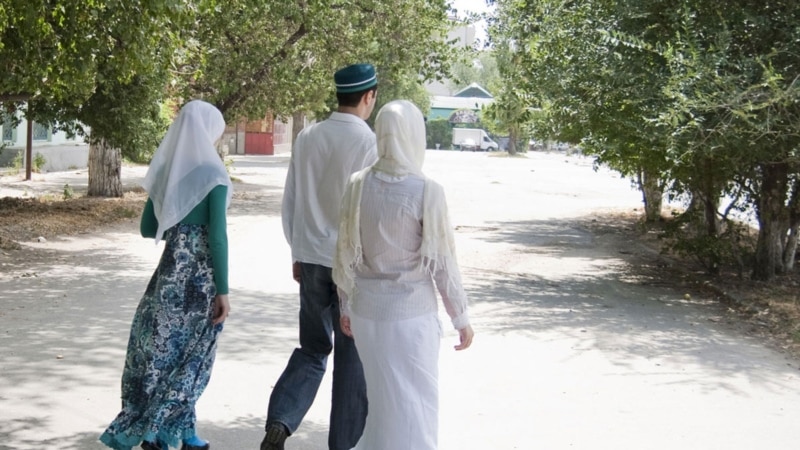 В Узбекистане тысячи человек исключены из 