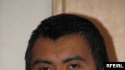 «Әл-Фараби жамағаты» лаңкестік тобын құрды деп айыпталған Жасұлан Сүлейменов. Астана, тамыз, 2009 жыл.