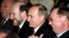 На снимке третий справа (рядом с Путиным) Александр Волошин, 1999 год