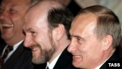 Владимир Путин в бытность премьер-министром России и Александр Волошин, глава кремлевской администрации. 1999 год. 