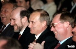 Важные политические игроки 1999 года: Сергей Степашин, Владимир Путин, Александр Волошин (справа налево)