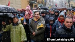 Gürjüstanyň öňki prezidenti we Ukrainanyň Odesa regionynyň öňki gubernatory Mihail Saakaşwili protest aksiýasynda, Kiýew, 19-njy noýabr, 2017. 