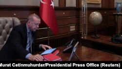 Predsednik Turske Redžep Tajip Erdoan u toku telefonskog razgovora sa ministrom odbrane