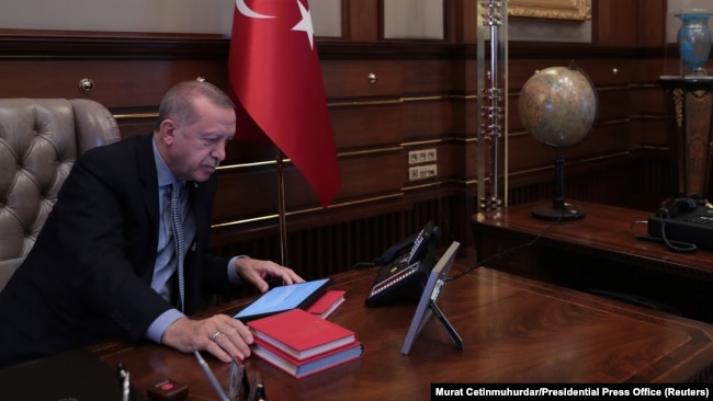Predsednik Turske Redžep Tajip Erdoan u toku telefonskog razgovora sa ministrom odbrane