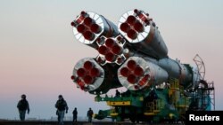 Транспортировка российской ракеты-носителя на космодроме Байконур.