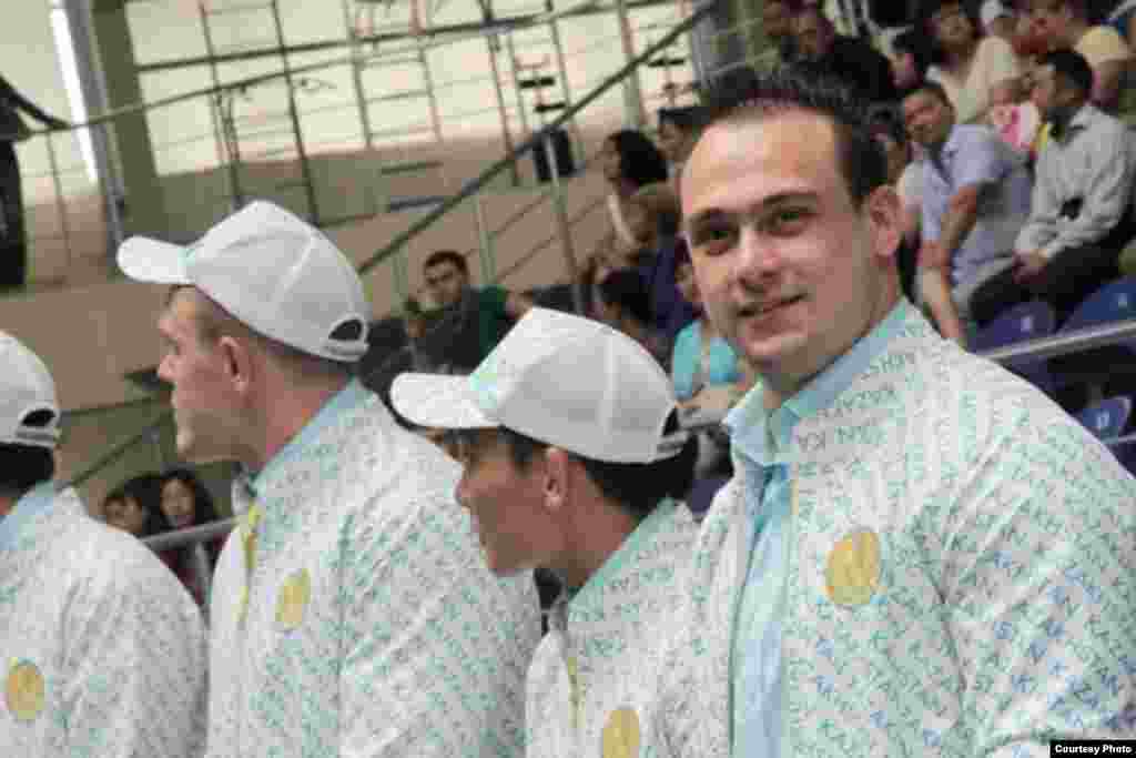 Weightlifter Iliya Ilin wears the Kazakh uniform in the colors of the national flag. Designer Kuralay Nurkadilova describes the look as mixing street fashion with a classic style. 